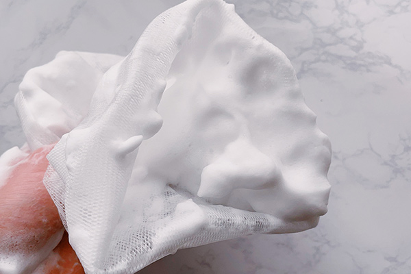 泡立てネットで作ったモコモコ泡をさらに泡立てる