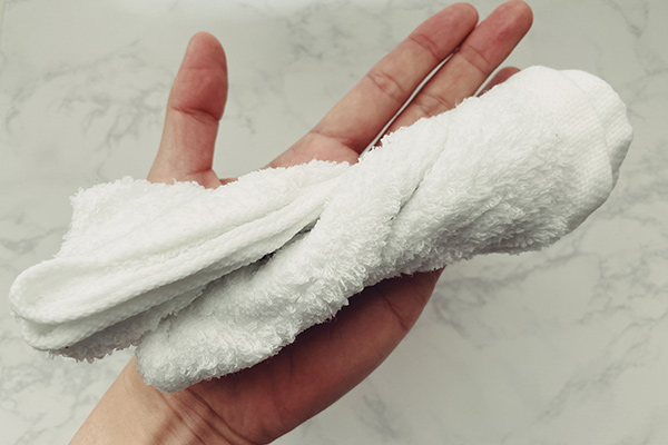 お湯で濡らして絞ったタオル