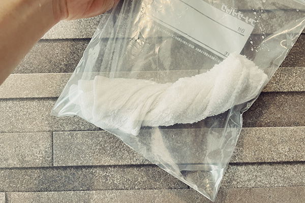 軽く絞ったタオルをジップロックにイン