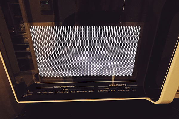 電子レンジでホットタオルを温めている様子