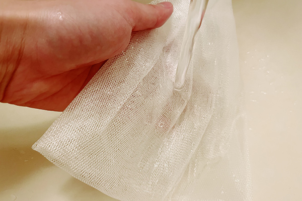 ぬるま湯で濡らした泡立てネット