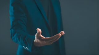 第一印象が怖いと思われる人の特徴とは？印象を柔らかくする身だしなみの整え方