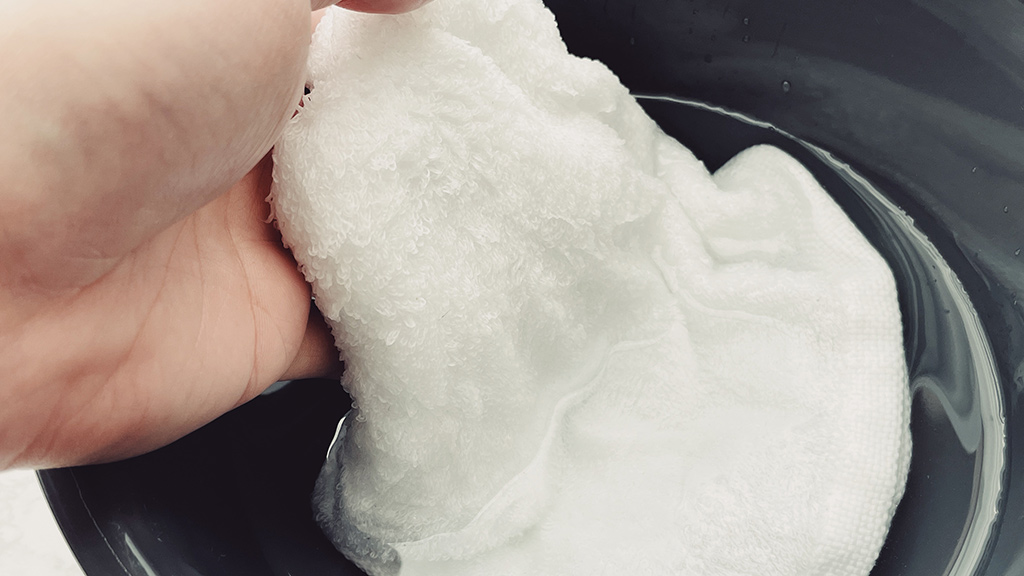 タオルを水で濡らしている画像