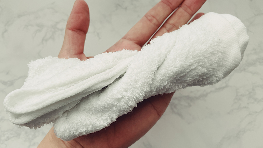 水で濡らしたタオルを絞った画像