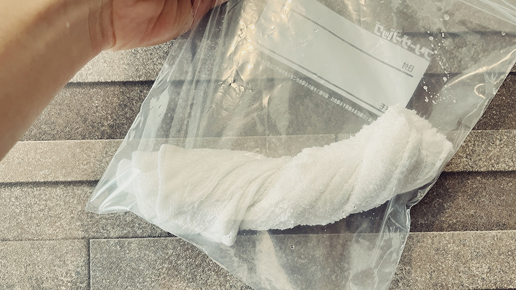 ジップロックに入った水で濡れたタオル