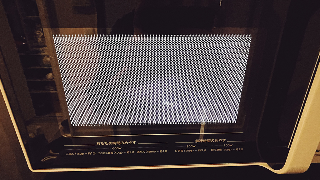 電子レンジでホットタオルを作っているところ