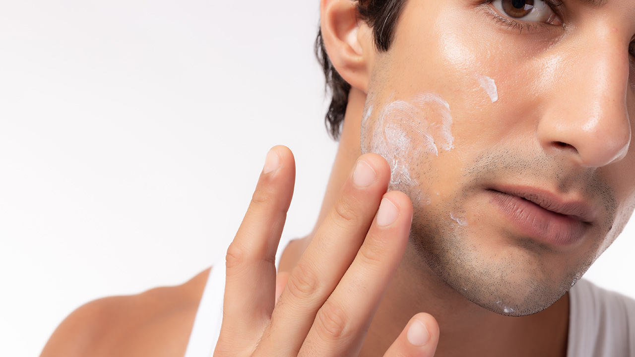 メンズも日焼け止めを毎日塗るべき？専門家が徹底解説