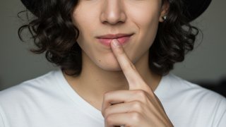 ほんのひと塗りで大差がつく！プロが教える唇の乾燥を防ぐリップケア術